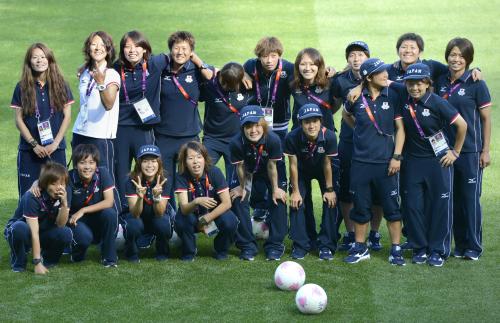 25日のカナダ戦の会場となるコベントリー競技場を下見し、記念撮影に納まるサッカー女子日本代表