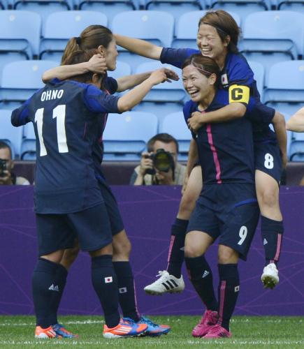 ロンドン五輪のサッカー女子が始まり、カナダ戦の前半、先制ゴールを決め喜ぶなでしこジャパンの川澄（右下）と、（左から）大野、沢、宮間