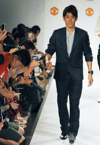 高級時計ブランドのファッションショーに登場したマンチェスター・ユナイテッドの香川真司