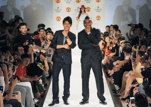 高級時計ブランドのファッションショーにチームメートと登場したマンチェスター・ユナイテッドの香川真司（左）