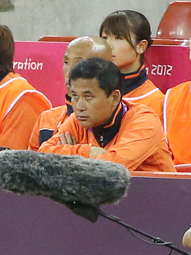 ＜日本・南アフリカ＞前半、ベンチで試合を見つめる佐々木監督