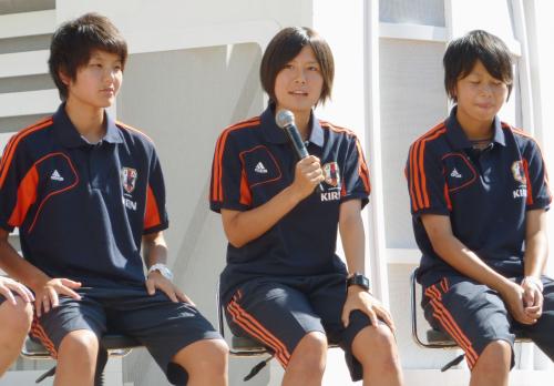 サッカーのＵ―20女子ワールドカップの日本代表に選出され、抱負を語る猶本（中央）。左は木下、右は田中