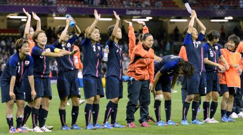 ＜日本・ブラジル＞準決勝進出を決め、サポーターにあいさつする大野（左端）、大儀見（右から３人目）ら日本イレブン