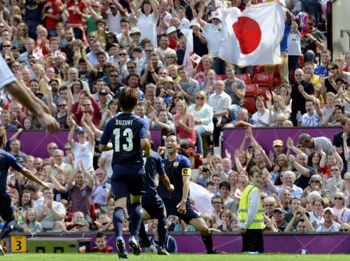 ＜日本・エジプト＞後半、２点目のゴールを決め喜ぶ吉田（中央奥）とスタンドで祝福する観客