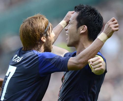 日本―エジプト　後半、２点目のゴールを決め、大津（左）と喜ぶ吉田