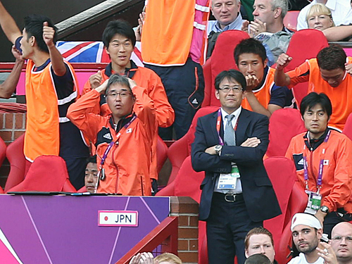 ＜日本・エジプト＞試合終了の瞬間、ベンチで勝利を喜ぶ関塚監督らイレブン