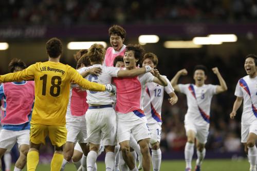 ＰＫ戦の末、英国を破って準決勝進出を果たした韓国の選手たち