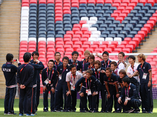 ウェンブリースタジアムの「Ｗ」を背に記念撮影をする日本イレブン