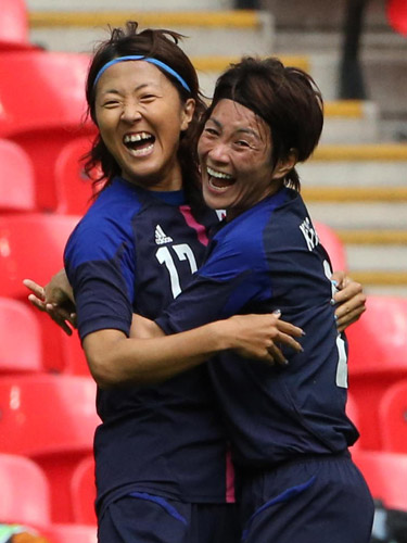 ＜日本・フランス＞先制ゴールを決め、近賀（右）と抱き合って喜ぶ大儀見