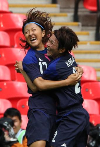 ＜女子サッカー準決勝　　日本・フランス＞前半３２分、大儀見がゴールをきめ近賀と喜ぶ
