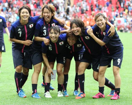 ＜フランス・日本＞メダルを確定させ、笑顔を見せる（左から）安藤、岩清水、鮫島、田中、熊谷、川澄