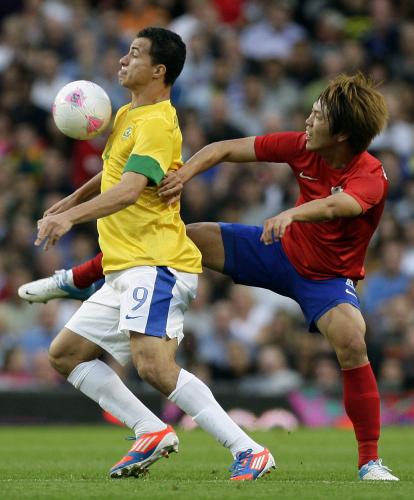＜サッカー男子準決勝ブラジル３―０韓国＞ブラジル代表ＦＷレアンドロ・ダミアン（左）と競り合う韓国代表ＤＦ金英権