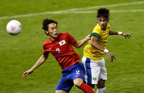 ＜韓国・ブラジル＞全得点に絡む活躍で、チームを決勝に導いたブラジルのネイマール（右）
