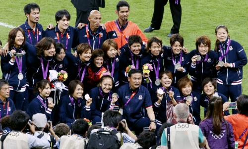 銀メダルを手に笑顔を見せる日本代表「なでしこジャパン」