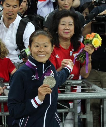 ＜日本・米国＞銀メダルを手に母・満寿子さん（右）と手をつなぐ沢