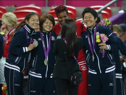 ＜日本・米国＞カナダ選手と記念撮影する（左から）沢、宮間、福元