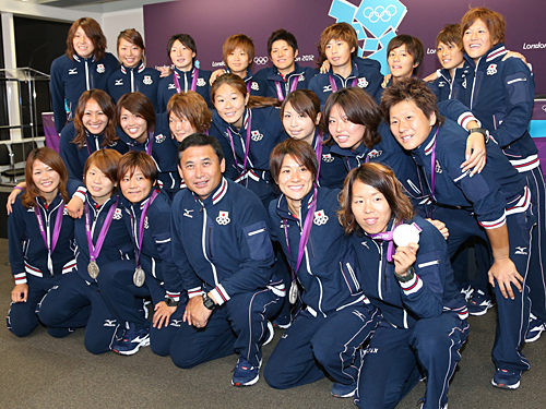 銀メダルを胸に笑顔を見せるなでしこジャパンのメンバー
