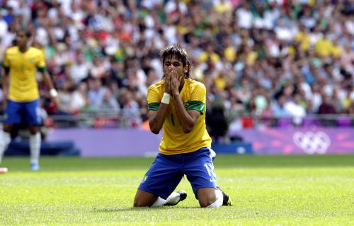 決勝戦で、シュートが決まらず顔を抑えるブラジルのネイマール
