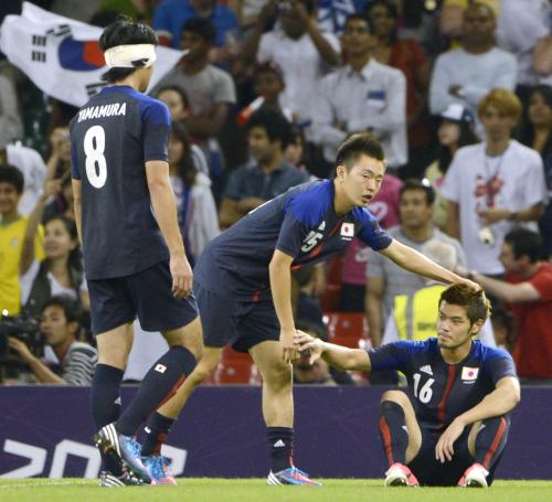 ＜日本・韓国＞試合に敗れ、座り込む山口（右）に声を掛ける斎藤。左は山村