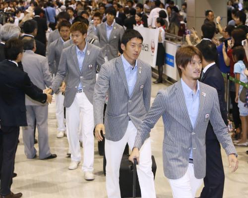 ロンドンから帰国したサッカー男子日本代表の（手前から）鈴木、権田、扇原ら