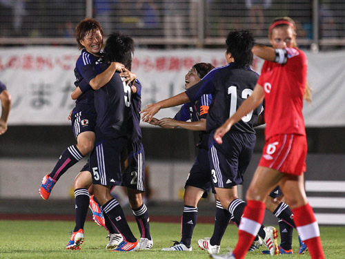 ＜日本・カナダ＞先制ゴールを決めた横山（左）はチームメートと喜び合う