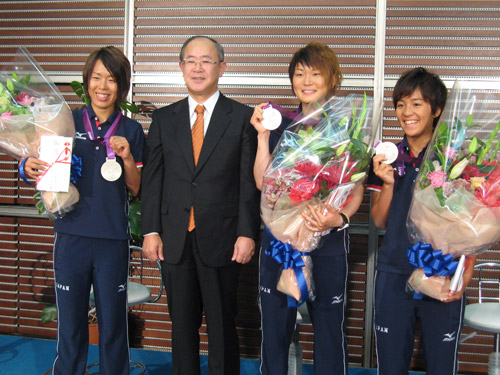 日本テレビの大久保社長に笑顔で銀メダルを報告する岩清水、阪口、岩渕（左から）