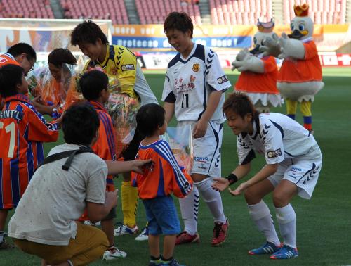 ＜新潟・ＩＮＡＣ神戸＞試合前、銀メダル獲得を表彰される海堀（左から２人目）ら