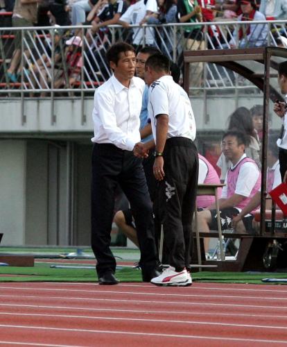 ＜札幌・神戸＞試合後、石崎監督（右）と握手する西野監督