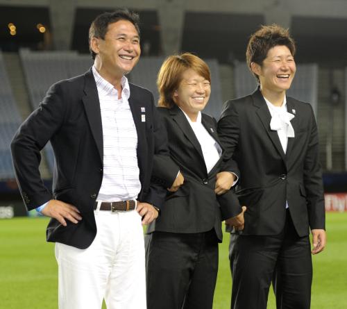 ハーフタイムにＵ―20女子日本代表への応援を呼び掛ける「なでしこジャパン」の（左から）佐々木監督、宮間、福元