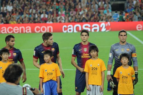 20日、スペイン・バルセロナで行われた親善試合で、選手と一緒にピッチに入場した渡波サッカースポーツ少年団の子供たち
