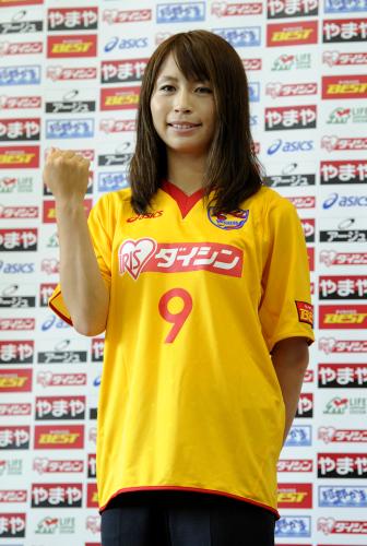 入団記者会見で、サッカー女子チャレンジリーグ・仙台のユニホームを着てポーズをとる鮫島彩