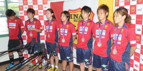 オリンピックに参加した（左から）海堀、高瀬、沢、大野、近賀、田中、川澄ら７選手が、練習前に会見を開いた