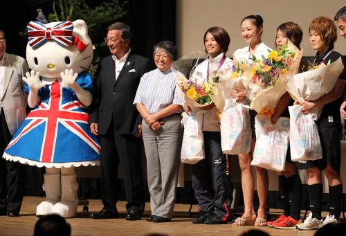 ロンドン五輪バージョンのハローキティと並んで笑顔を見せる（右から）阪口、岩清水、畠山、松本