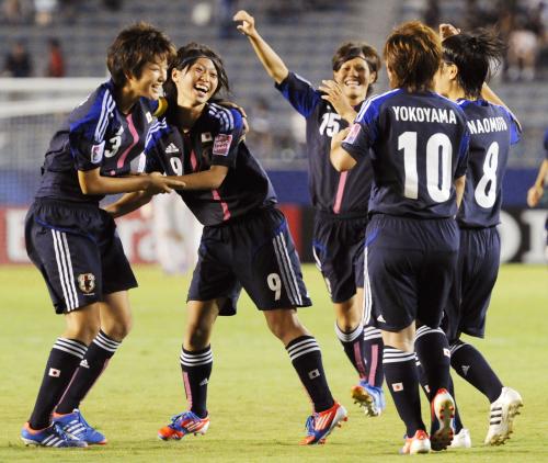 ＜日本・スイス＞後半、この試合２点目のＦＫを決めた田中陽（左から２人目）を祝福する日本イレブン