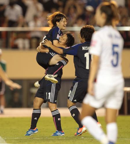 ＜Ｕ―１９女子Ｗ杯　日本・韓国＞前半８分、柴田がゴールを決め田中美に抱きつく