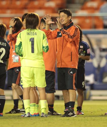 ＜Ｕ―１９女子Ｗ杯日本・韓国＞試合後、池田と話をする吉田監督