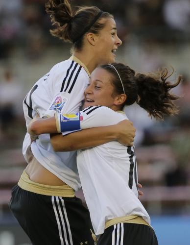 ＜Ｕ―２０女子Ｗ杯ドイツ・ノルウェー＞２得点を決めたドイツ代表のＦＷロッツェン（左）