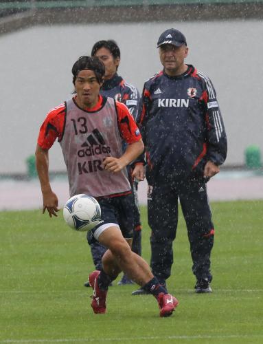 軽快な動きを見せる日本代表・岡崎（左）とザッケローニ監督