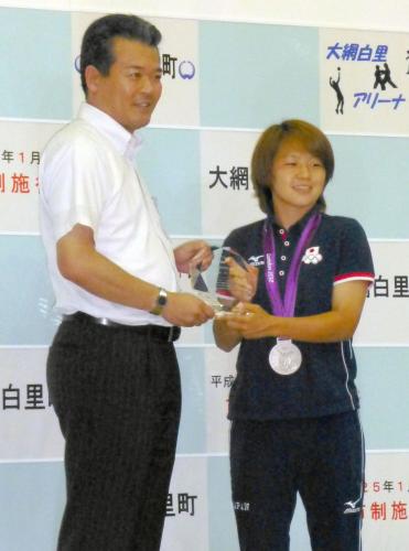 金坂・大網白里町長（左）から２回目の町民栄誉賞を受け取る宮間
