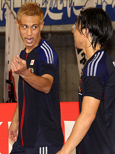 ＜日本・ＵＡＥ＞試合後、岡崎（右）と話す本田