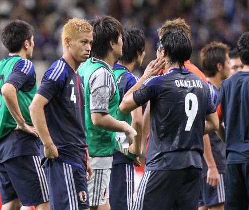 ＜日本・ＵＡＥ＞試合後、岡崎（右）に話し掛ける本田