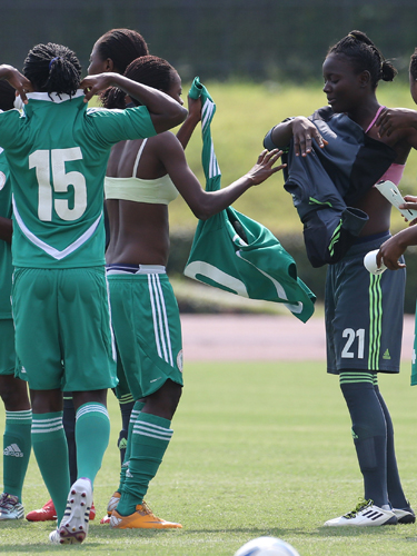 練習開始直後、練習着を交換するナイジェリア選手たち