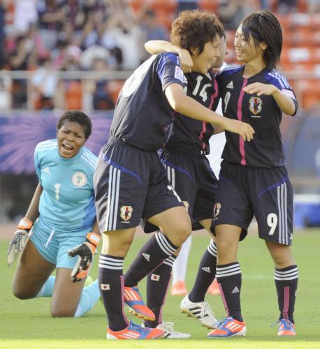 ＜日本―ナイジェリア＞後半、２点目のゴールを決め、田中陽（右端）らに祝福される西川（右から３人目）