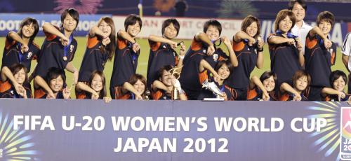 サッカーＵ―20女子Ｗ杯で銅メダルを獲得しポーズを決める「ヤングなでしこ」