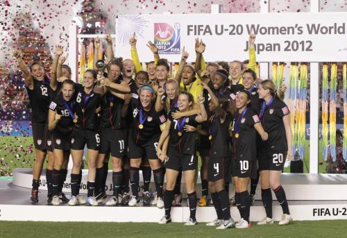 Ｕ－２０女子Ｗ杯表彰式で、優勝した米国チームが喜びを爆発させる