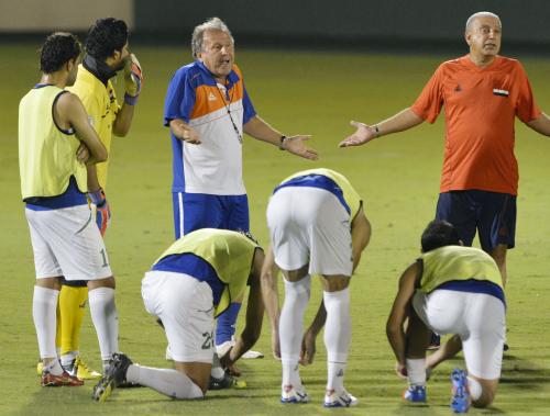 選手を集め、指示を出すイラクのジーコ監督（左から３人目）