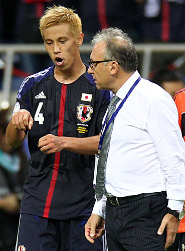 ＜日本・イラク＞試合終了後、本田（左）と話し合うザッケローニ監督