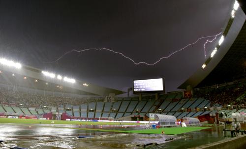 Ｃ大阪―名古屋　雷雨で試合開始が遅れた競技場の上空には稲妻が光った