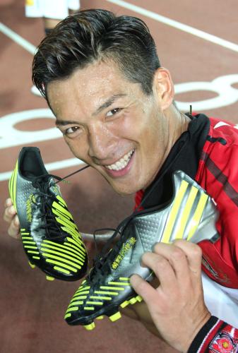＜横浜・浦和＞勝ち越しゴールを決めた浦和・槙野はスパイクに書かれている「槙野の逆襲」をアピールし笑顔を見せる