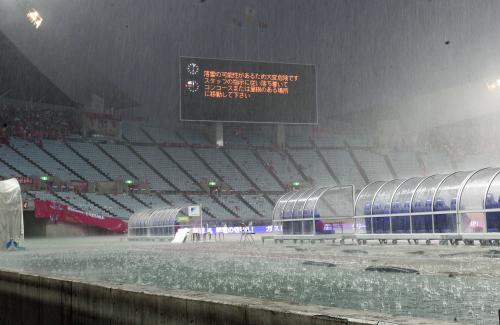 ＜Ｃ大阪・名古屋＞キックオフ直前の激しい雨と雷で試合開始が遅れた長居スタジアム